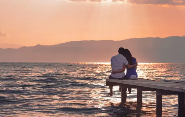 Pareja frente al mar