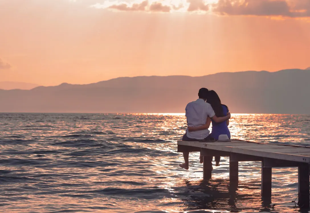 Pareja frente al mar